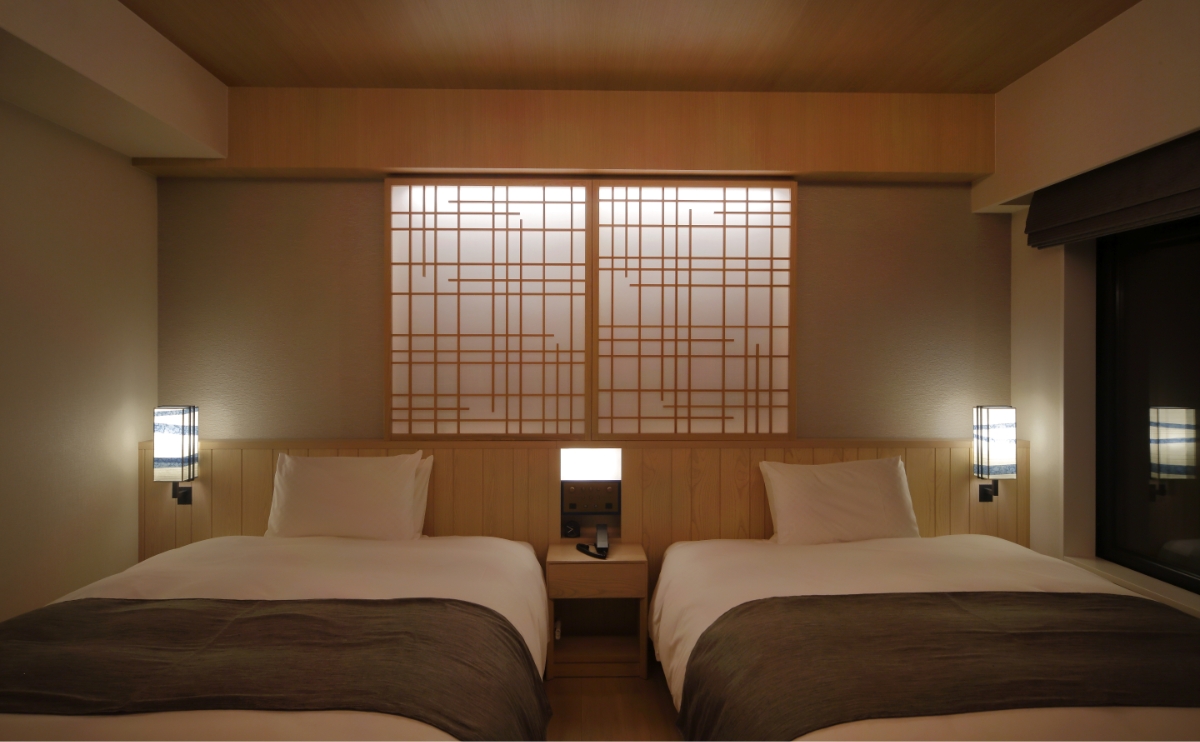 幅1,400mmのベッドを2台備えたグランドツインの客室内写真（夜）