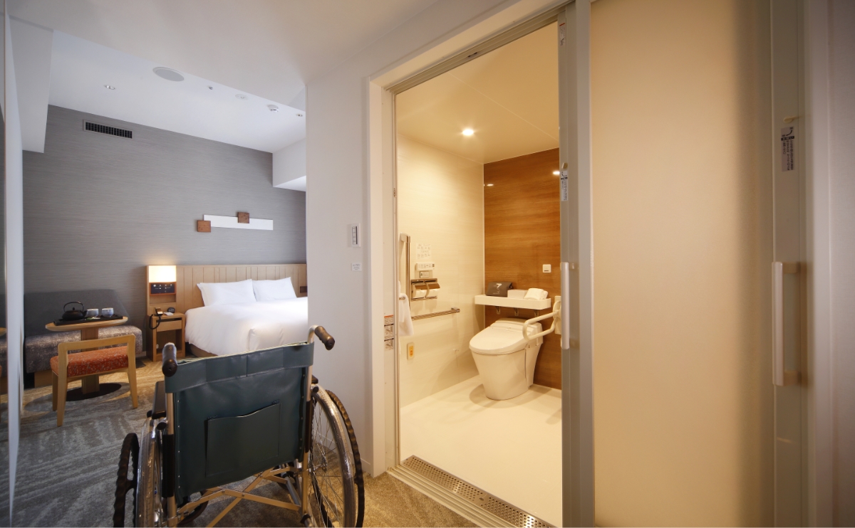 23.4平米、寝室からトイレ、バスルームまで、車椅子での移動に対応したユニバーサルの客室内写真