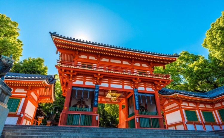 華やかな祇園に位置する京都・八坂神社、日本三大祭りの一つ「祇園祭」も有名