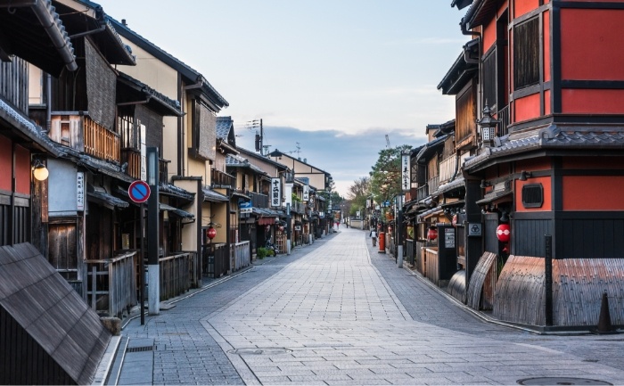 町家が並ぶ石畳の道、祇園花見小路